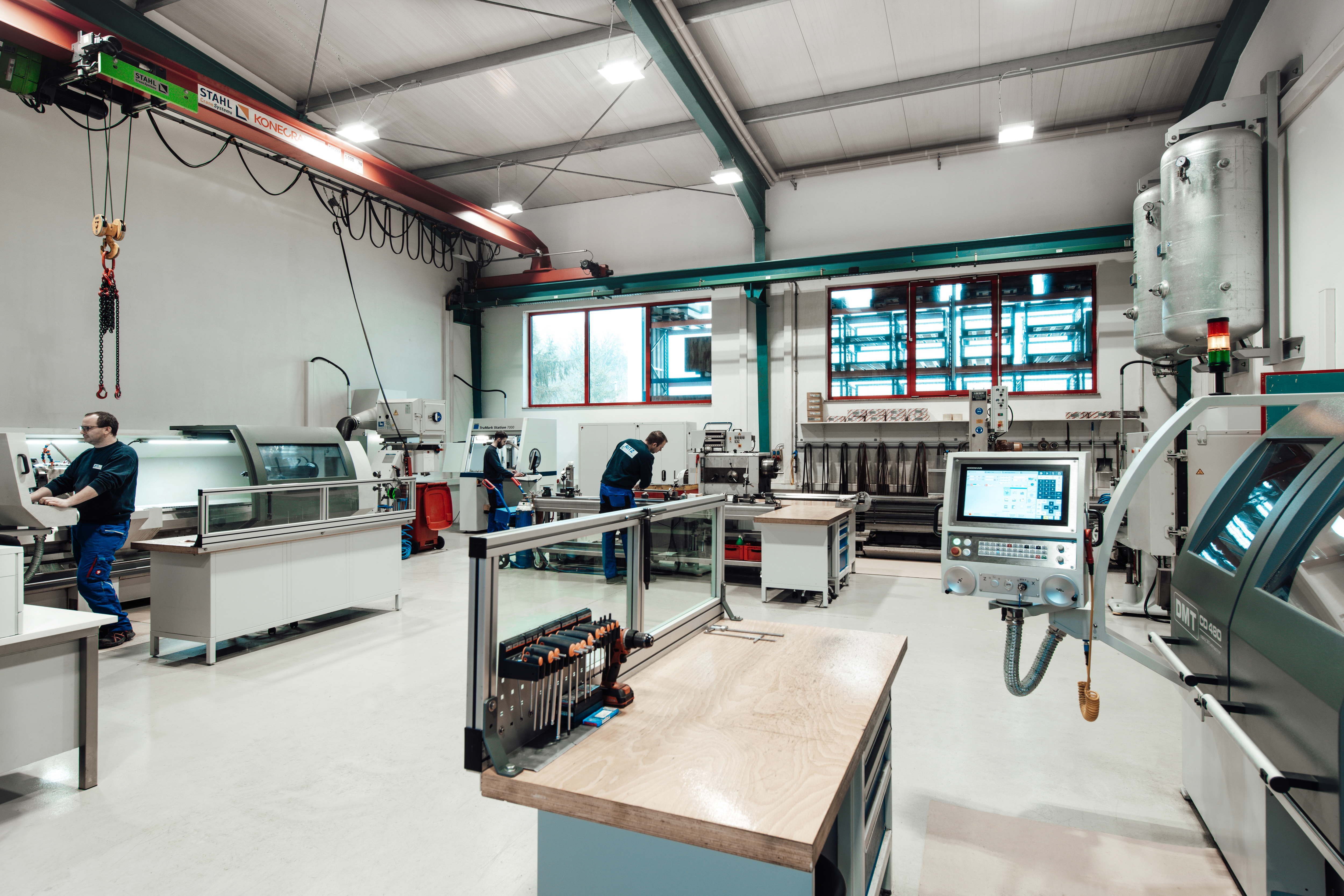 1 x Deckel Graviermaschine (Gravieren) | 1 x Trumpf TruMark 7000 (Lasern) | 1 x Hermle C400 (Gravieren)